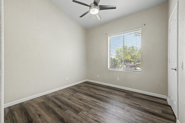 Building Photo - 1331 W Blue Ridge Ct