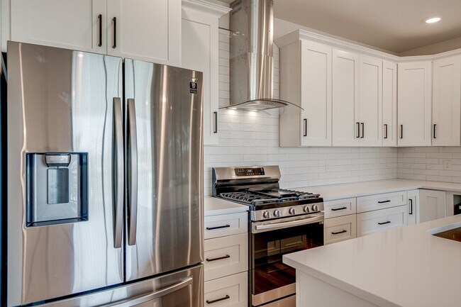 Building Photo - Stunning 4-Bedroom Nashville Home with Granite Countertops, Hardwood Floors, and Fireplace!