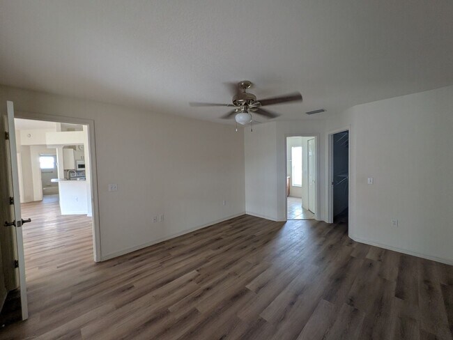 Building Photo - Lovely Oakwood Village Home