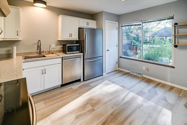 Building Photo - 136 N Lakewood Gardens Ln