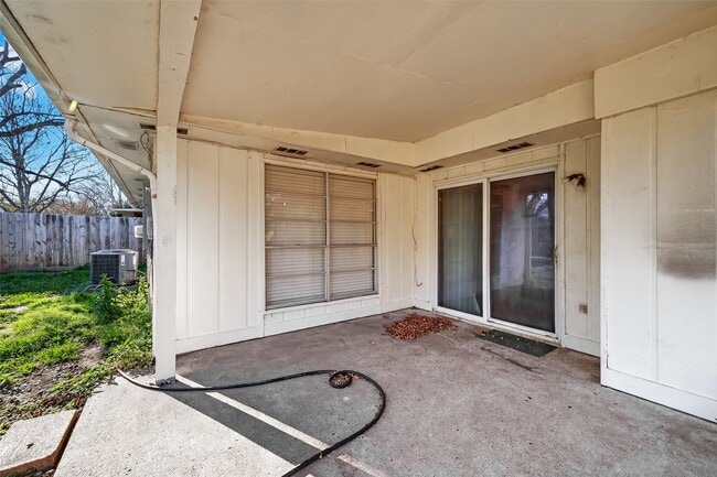 Building Photo - 15811 Pfeiffer Dr