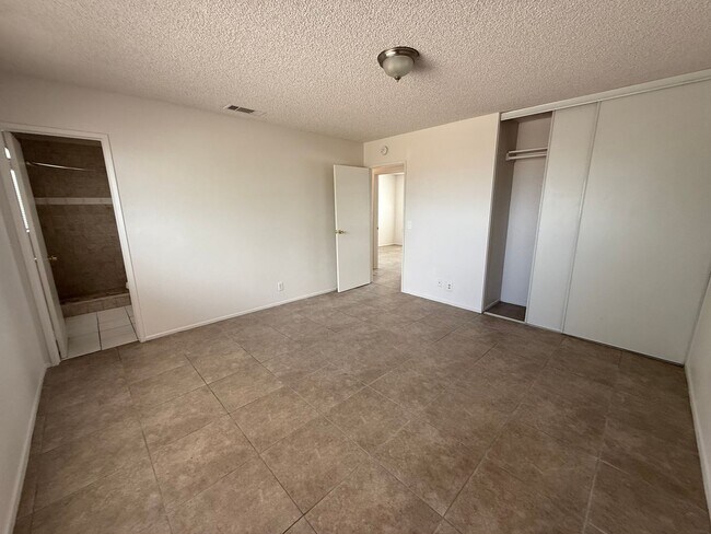 Building Photo - Victorville - 3 Bedrooms, 2 Bathrooms, New Paint, New Blinds, Tile Floors