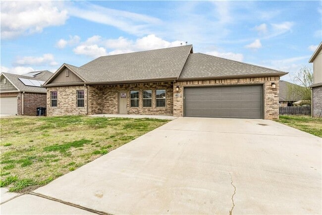 Building Photo - Minutes from I-49! 4BR/2.5BA Home