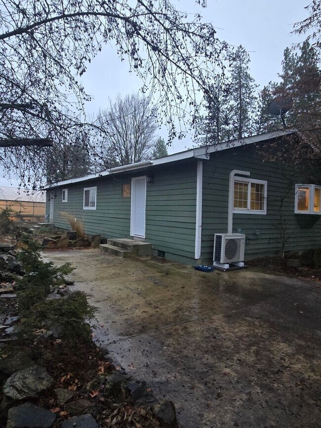 Building Photo - 2 Bedroom 1 Bath Rancher Close to Deer Park