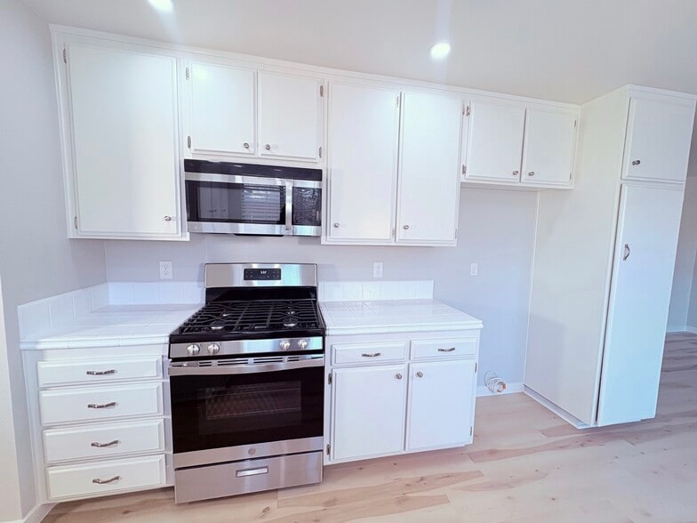 Kitchen - 3515 W Avenue J4