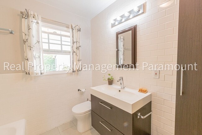 Building Photo - Modern, Eco-Friendly 4BR Home with Views i...