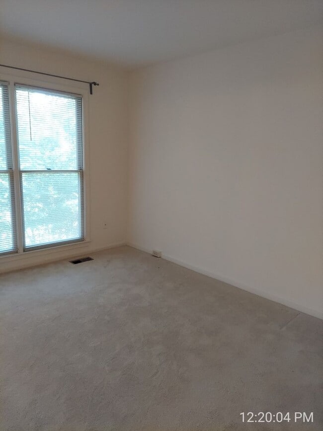 Building Photo - Spacious And Sun-Filled 3 Bedroom 2.5 Bath...