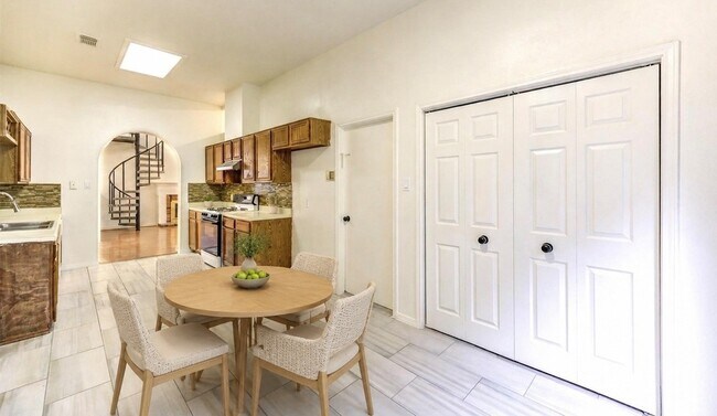 Building Photo - 16830 Scenic Gardens Dr