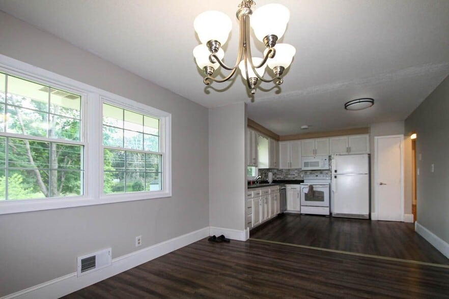Building Photo - 8613 Zenith Rd