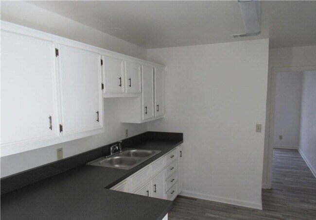 Building Photo - 402 Hill St