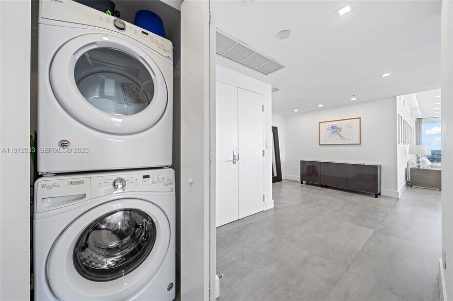 Building Photo - 488 NE 18th St