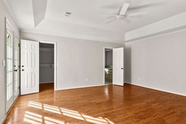 Building Photo - Beautiful 4 Bed 2.5 Bath Available Now!