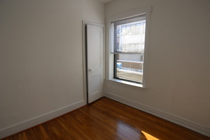Building Photo - 913 W Sunnyside Ave