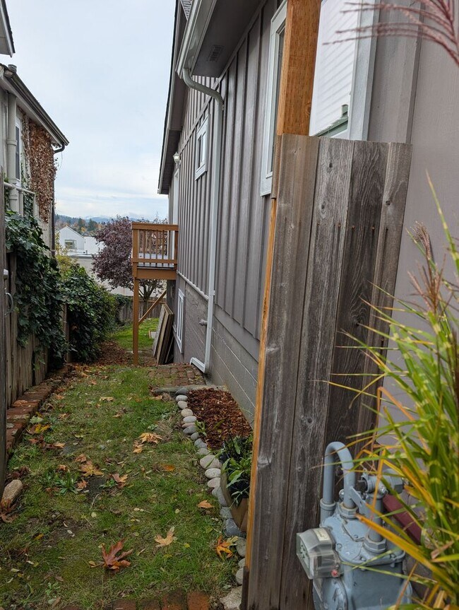 Building Photo - Easy Commute with Stunning Views!