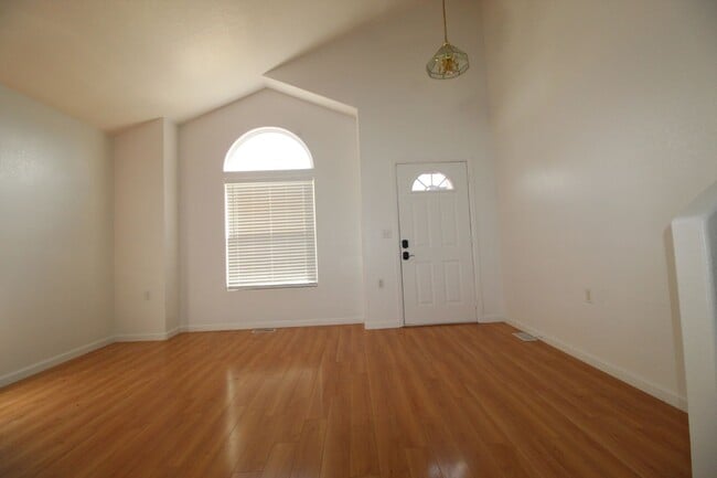Building Photo - Great Home in West Greeley