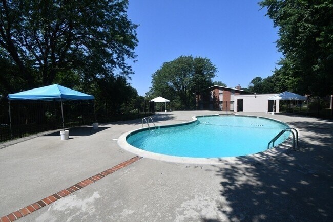 Building Photo - 10 Crescent Dr