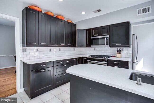 Building Photo - Capital Hill East Townhouse | 3 bd 2.5 bth | Two Patios | Hardwood Floors