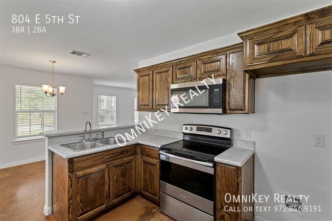 Building Photo - 804 E 5th St