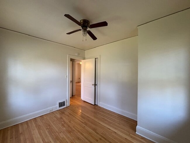 Building Photo - Charming 2+ Bedroom Single Family on a gre...