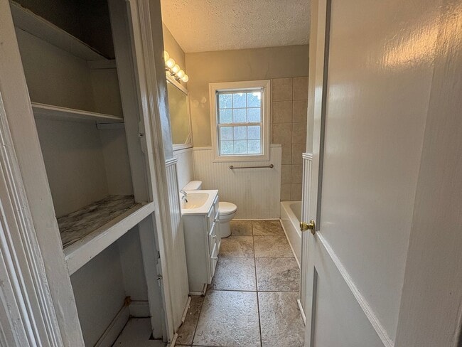 Building Photo - 3 Bed/2 Bath Home in Brandon