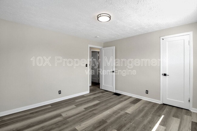 Building Photo - 1047 S James Rd