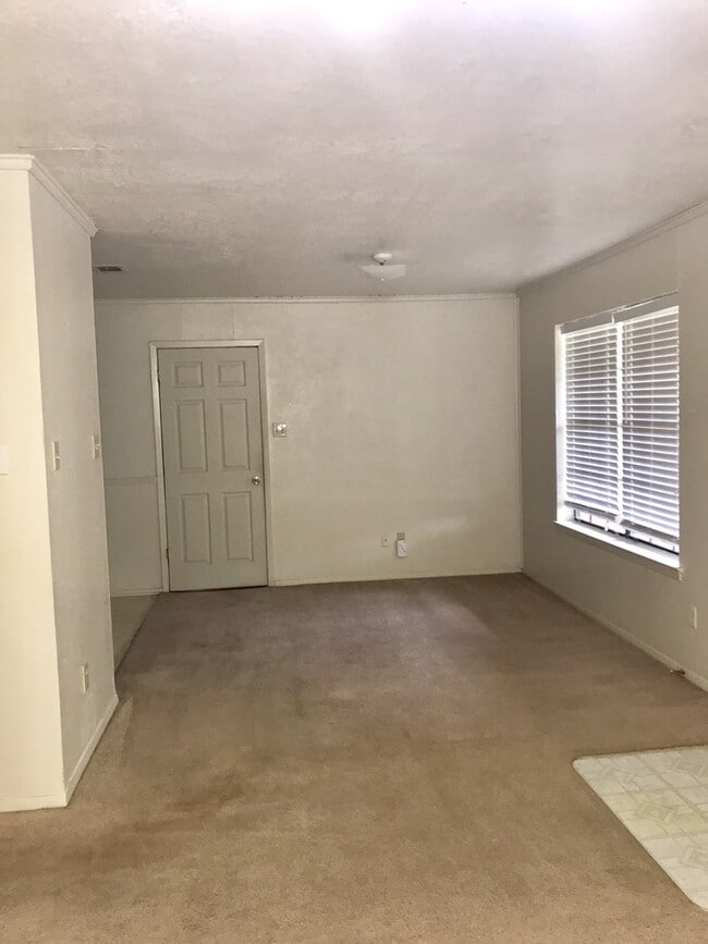 Building Photo - 3 Bedroom 2 Bath