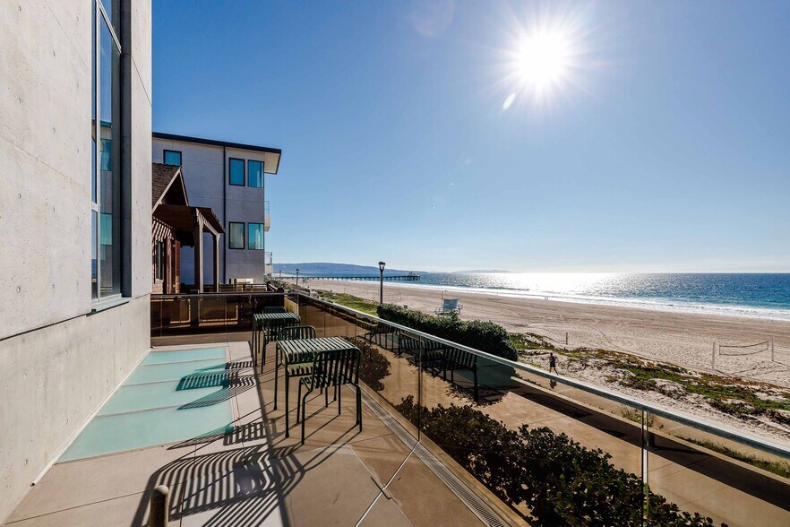 Building Photo - 1812 The Strand