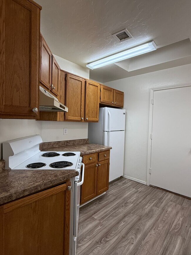 Building Photo - 8372 E Lakeshore Dr