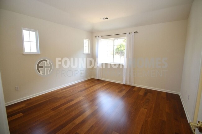Building Photo - Bright Renovated 2BD/2.5BA Near China Camp...