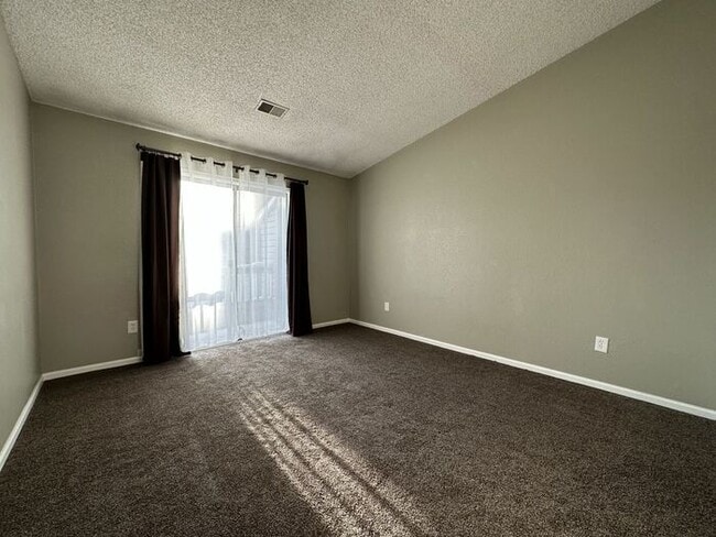 Building Photo - Beautiful 2BR Lakewood Condo with Modern C...