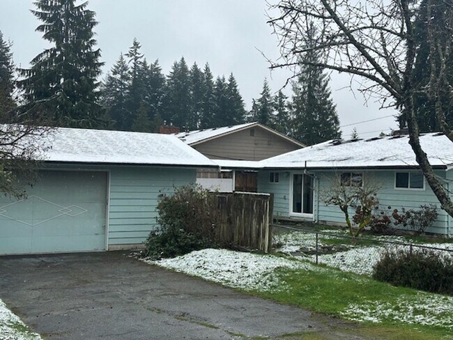 Building Photo - Lightly Updated 4 Bed Everett Home w/ Large Detached Garage/Workshop!