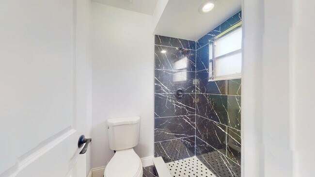 Building Photo - 10 Coral Reef Ct S