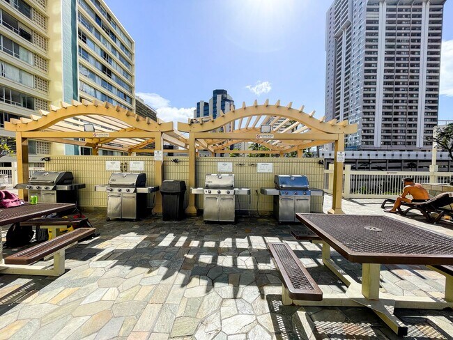 Building Photo - Fully Furnished Studio! Waikiki!