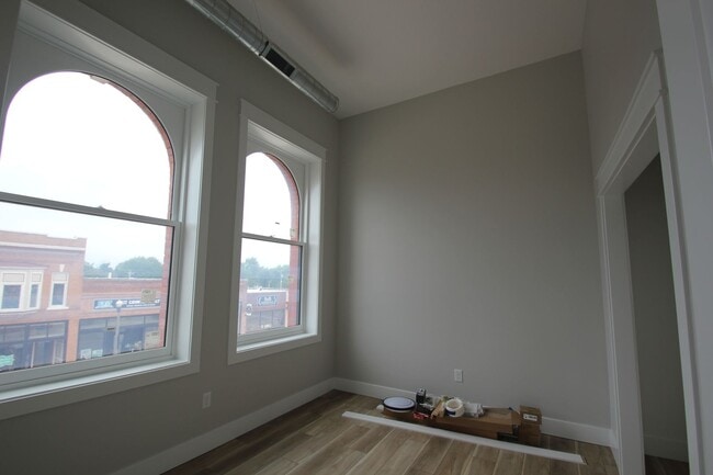 Building Photo - 113 E Main St