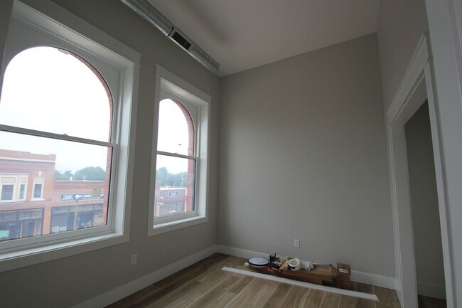 Building Photo - Beautifully Remodeled Apartments