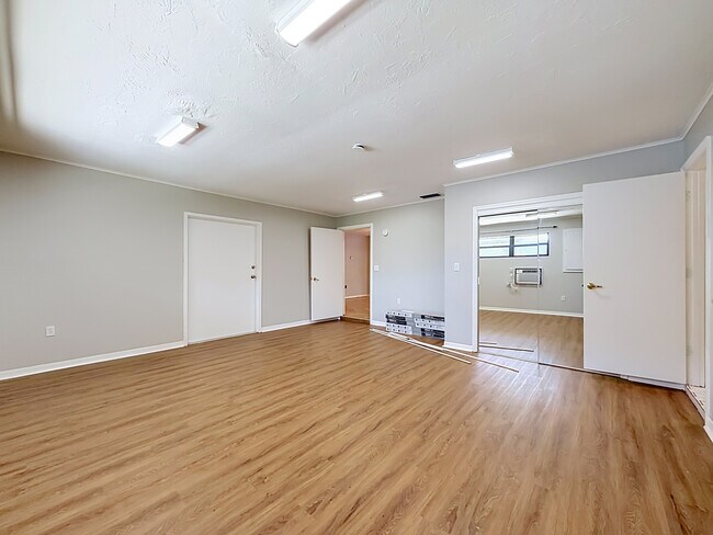 Building Photo - 609 Howard Ave
