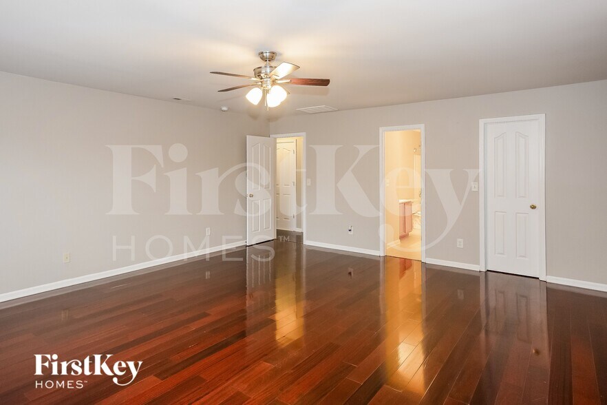 Building Photo - 8122 Chatham Oaks Dr