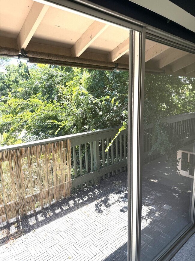 Building Photo - Charming One-Bedroom Condo in Prime Concor...