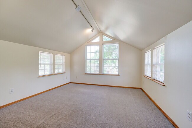 Building Photo - 639 S Pickard Ave