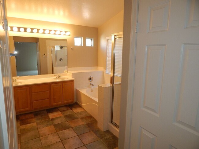 Building Photo - Gorgeous 3Bed/3Bath 2 Story home w/ office...
