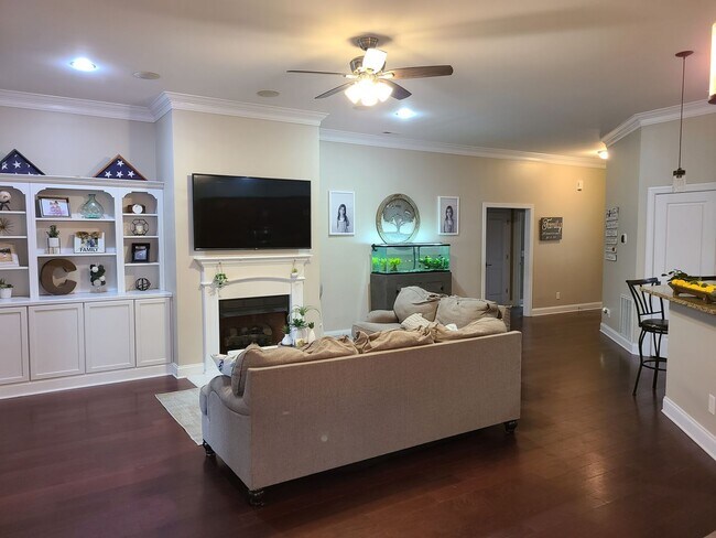 Building Photo - Beautiful unfurnished 3 bedroom, 2.5 bath ...
