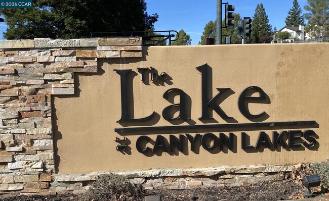 Building Photo - 5012 Lakeview Dr