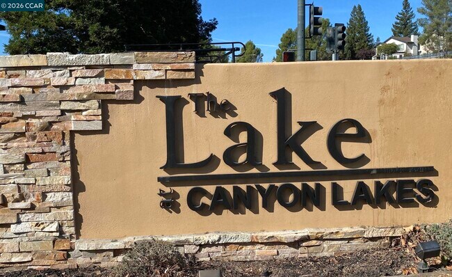 Building Photo - 5022 Lakeview Dr