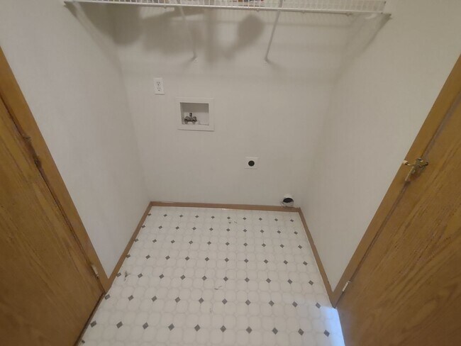 Building Photo - ALL PROSPECTIVE TENANTS MUST SUBMIT A $58 NON-REFUNDABLE APPLICATION FEE PER APPLICANT ONLINE AND...