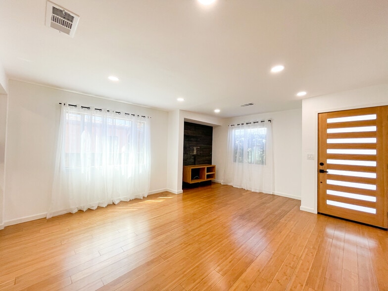 Building Photo - 958 Camulos St