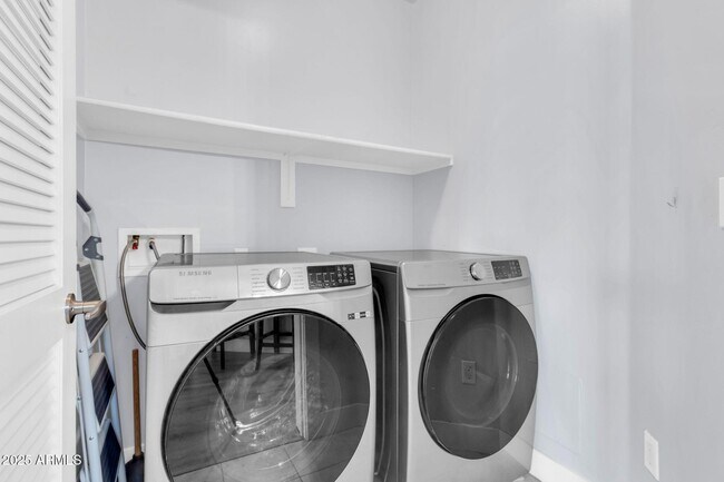 Building Photo - 945 E Playa Del Norte Dr