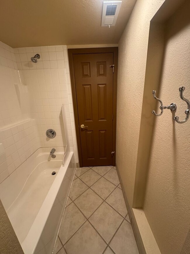 Building Photo - 2 Bedroom Codo in Rockrimmon