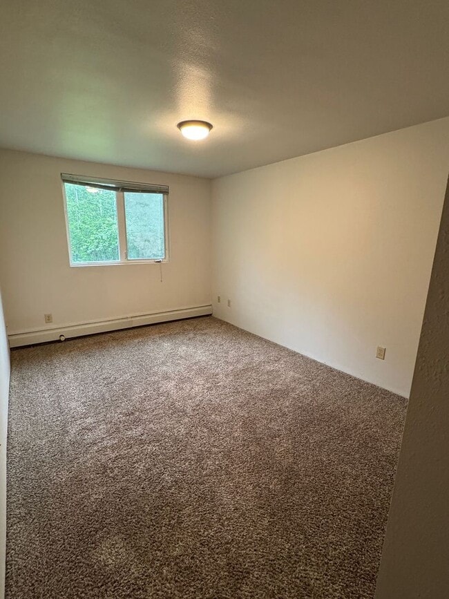 Building Photo - APPLY NOW, AND GET A $300 DISCOUNT ON YOUR...