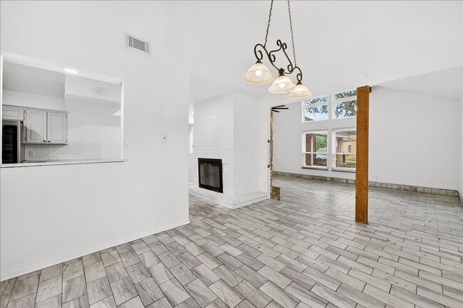 Building Photo - 5025 Romford Dr