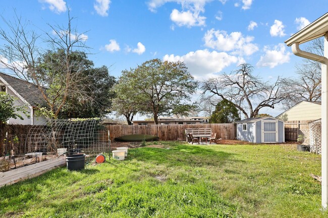 Building Photo - **Charming Home in Terrell Heights – Moder...